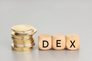 DEX ya da merkezi olmayan kripto değişim konsepti. Şifreli paralar ve tahta bloklar dolusu metin. Boşluğu kopyala