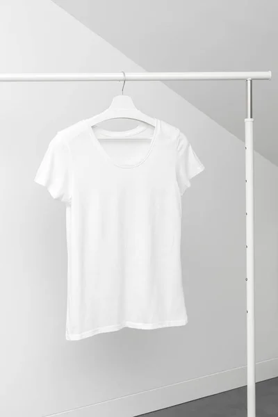 Camiseta Colgada Perchero Cuello Redondo Color Blanco Plantilla Maqueta —  Fotos de Stock