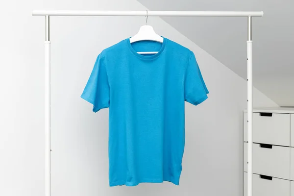 Shirt Hängande Klädhängare Rund Hals Blå Färg Mall Håna Upp — Stockfoto