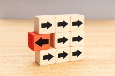 Farklı düşün, eşsiz ya da bağımsız bir kavram. Tahta bloklardaki diğer oklar karşı tarafı işaret ediyor.