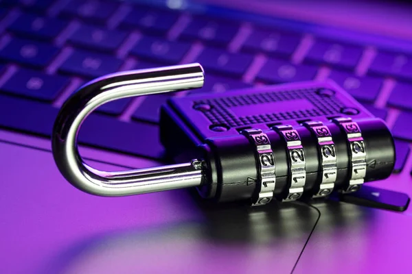 Conceito Vulnerabilidade Segurança Informática Abrir Cadeado Laptop Com Luzes Coloridas — Fotografia de Stock