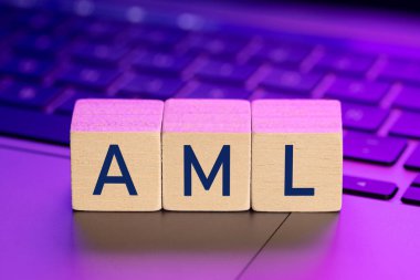 Dizüstü bilgisayardaki ahşap bloklarda renkli ışıkları olan AML kelimesi. Para aklamayla mücadele kavramı