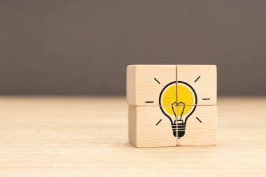 Fikir, çözüm ve yaratıcı konsept. Ahşap bloklardan oluşan bir gruptaki ampul simgesi. Boşluğu kopyala