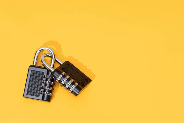 Dois Cadeados Unidos Isolados Fundo Amarelo Espaço Para Cópia Vista — Fotografia de Stock