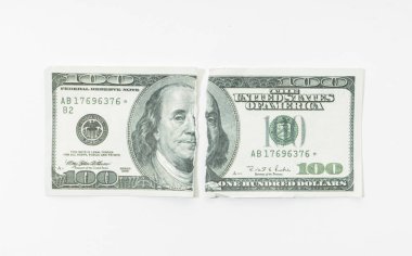 Sahte Sökülmüş Dolar banknotu beyaz arkaplanda izole edildi