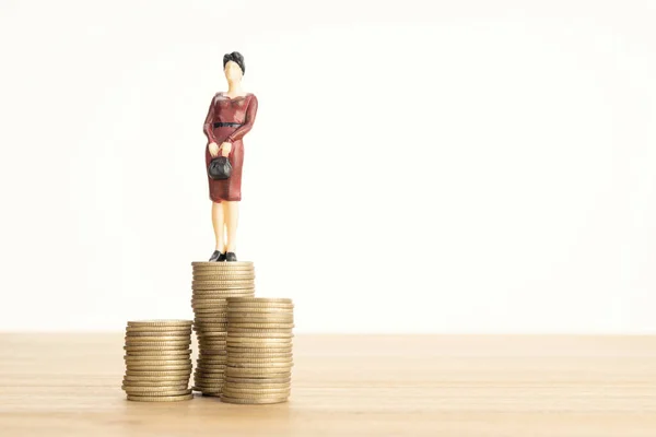Figurine Femme Affaires Debout Sur Tas Pièces Richesse Concept Croissance — Photo