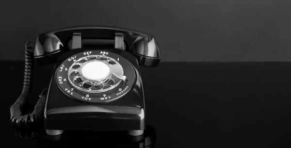 Fekete Retro Telefon Sötét Háttérrel Fénymásolási Hely — Stock Fotó