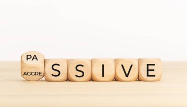 Pasif agresif konsept. Kelimesi kelimesine ahşap bloğu çeviriyor. Boşluğu kopyala