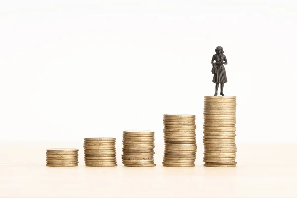 Koncept Procesu Růstu Bohatství Figurka Ženy Hromádkách Rising Coin Kopírovat — Stock fotografie