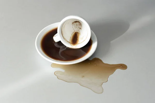 Rozlitá Káva Šedý Stůl Bílý Šálek Kávy Leží — Stock fotografie