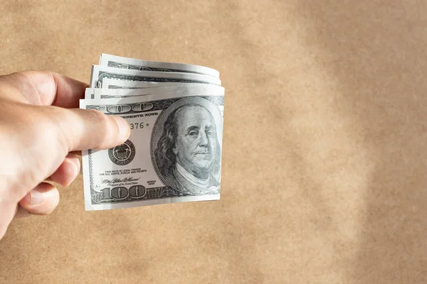 El ele tutuşan bir grup bize dolar banknotları verdi. Boşluğu kopyala