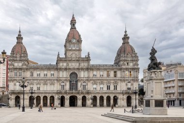 La Coruna, İspanya; 23 Eylül 2022: A Coruna, Galiçya 'daki Maria Pita Meydanı' ndaki Belediye Binası Cephesi