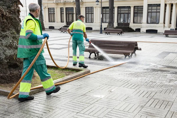 Coruna Spanien September 2022 Två Arbetare Städar Ett Torg Med — Stockfoto