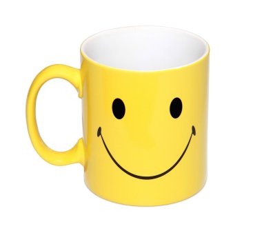 Beyaz arka plan üzerinde izole mutlu bir yüz ile bir fincan