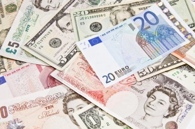 mannen met rc model vliegtuig tijdens de vlucht