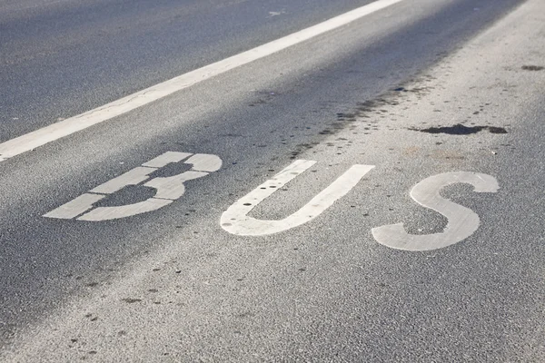 Oznaczeń drogowych na asfalcie do miasta autobusem lane — Zdjęcie stockowe