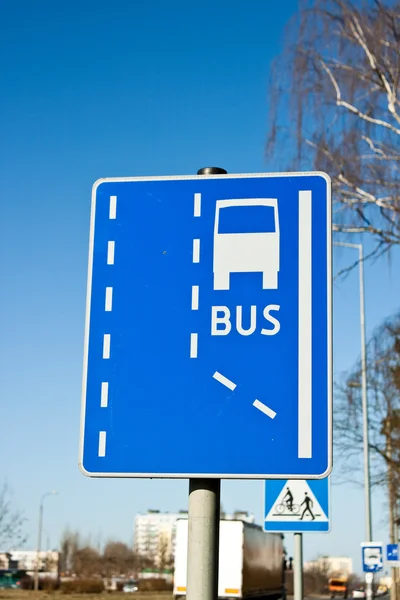 Señal de tráfico - el camino hacia el autobús — Foto de Stock