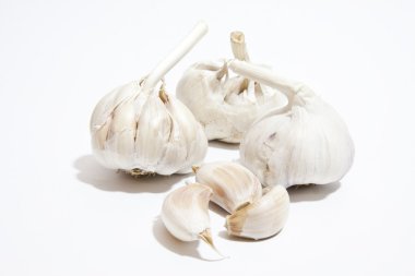 Beyaz arka planda sarımsak