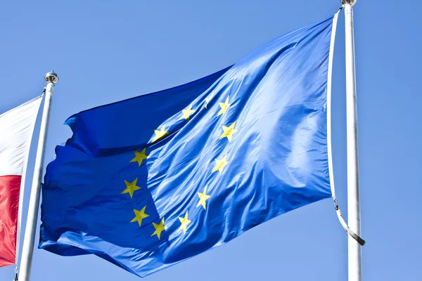 Bandeira da União Europeia contra o céu — Fotografia de Stock
