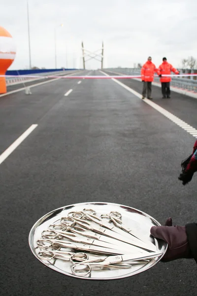 Ciseaux pour couper le ruban à l'ouverture de la route . — Photo