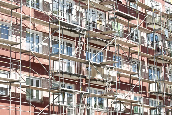 Renovación de un edificio de apartamentos con andamios — Foto de Stock