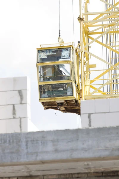 Grúa en una obra de construcción — Foto de Stock