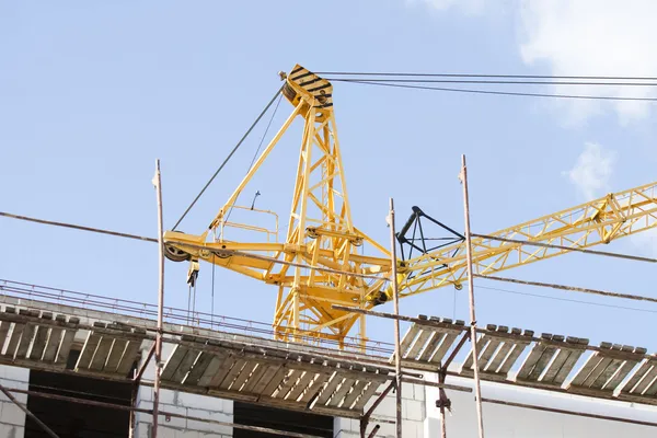 Grúa en una obra de construcción — Foto de Stock