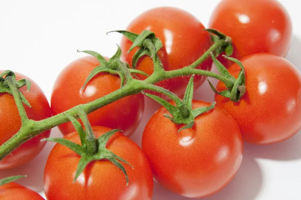 Rijp en sappig tomaat op witte achtergrond — Stockfoto
