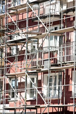 İskele ile bir apartman binası restorasyonu