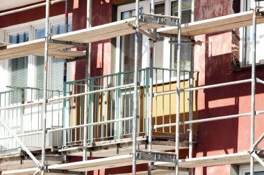 İskele ile bir apartman binası restorasyonu