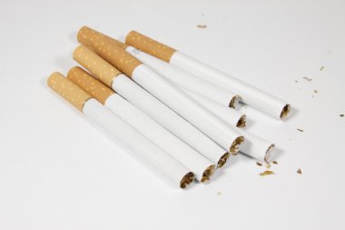 sigaralar beyaz arkaplanda