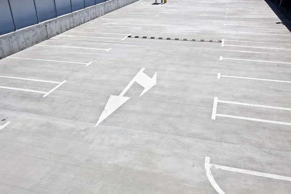 Порожня парковка для автомобілів — стокове фото