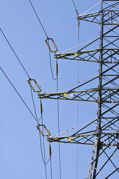 Lignes électriques à haute tension contre le ciel — Photo