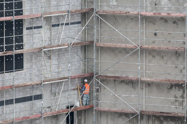 アパートの建物に足場 — ストック写真