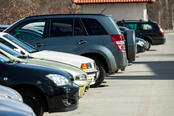Carros no parque de estacionamento — Fotografia de Stock