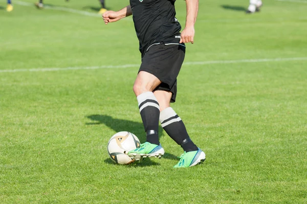 Pemain sepak bola menendang bola. — Stok Foto