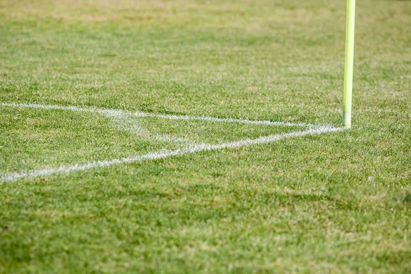Линейный угол футбольного поля — стоковое фото