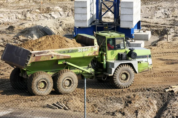 Dump truck getting ready to dump dirt. — Stock Photo, Image