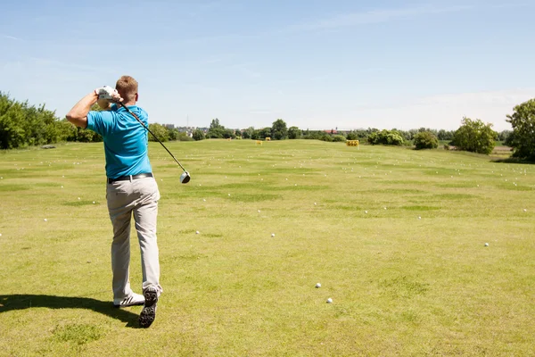 Golfspelare skytte en golfboll — Stockfoto