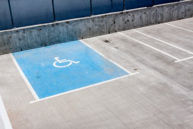 Engelliler için boş park yeri