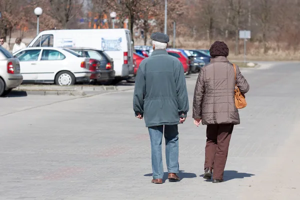 Couple âgé en promenade — Photo