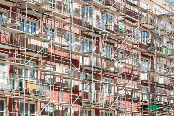 Échafaudages sur immeuble d'habitation — Photo