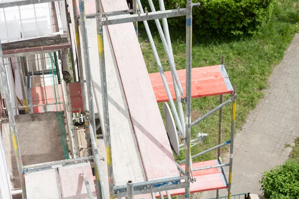 Scaffolding on apartment building — Stock Photo, Image