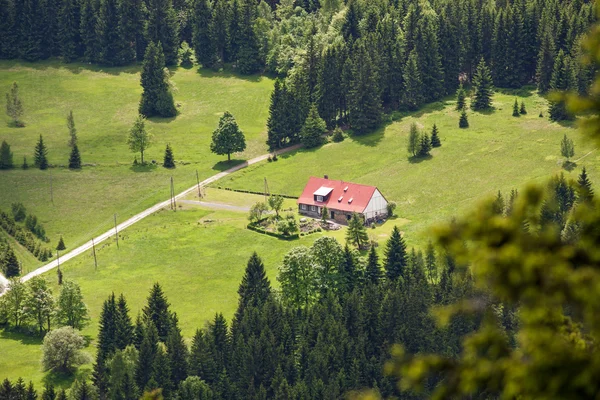 Maison dans les montagnes — Photo