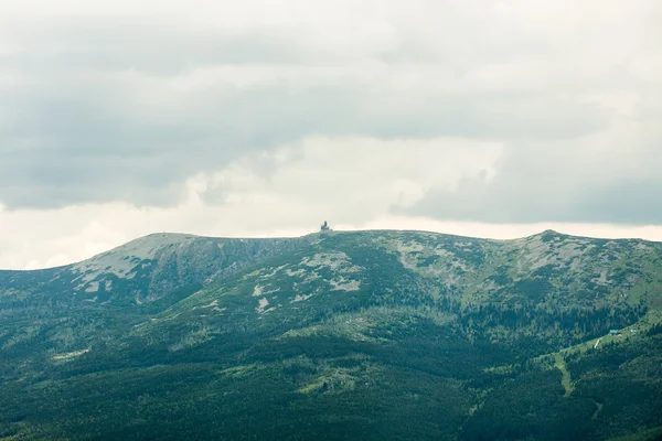 Гигантская панорама гор — стоковое фото