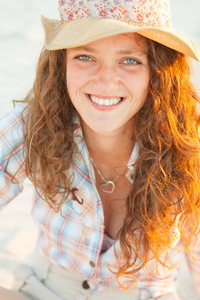 Jonge vrouw op het strand Stockfoto