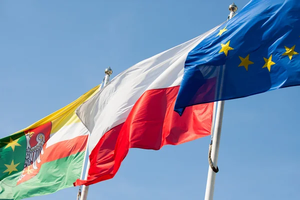 Bandera polaca contra el cielo —  Fotos de Stock