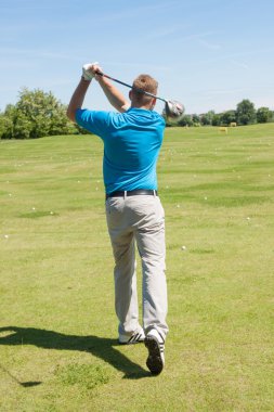 bir golf topu çekim golfçü