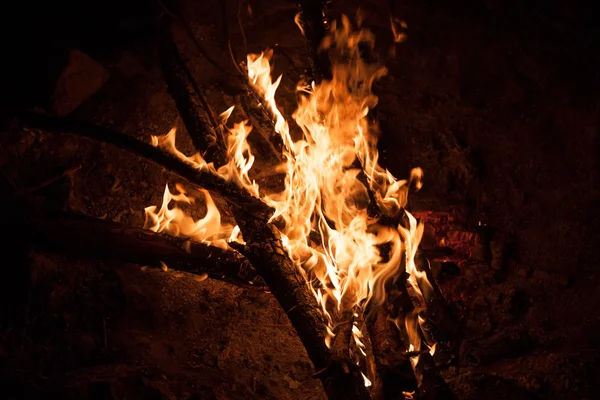 燃烧的篝火之夜-火 — 图库照片