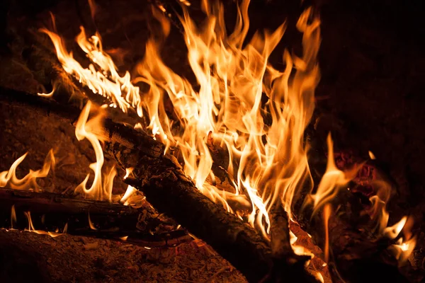 Noche de hoguera ardiente - fuego —  Fotos de Stock